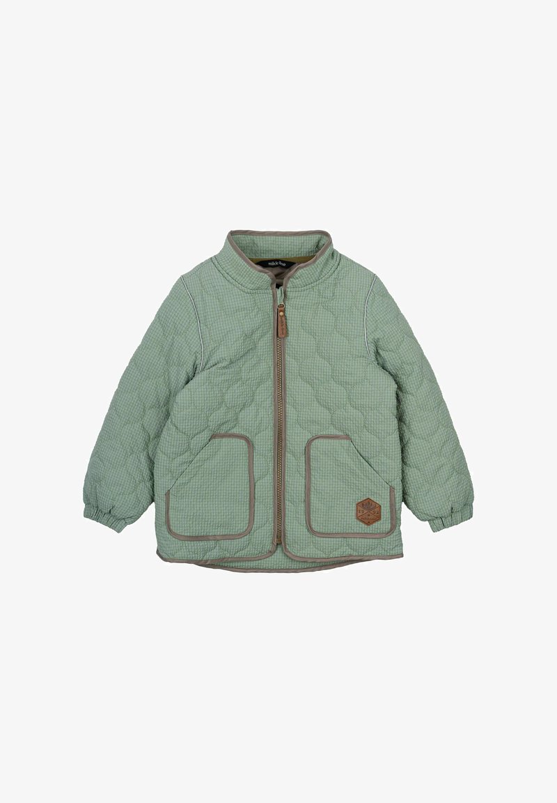 Gequilte groene jack met een hoge kraag, een voorkant met rits en twee zijzakken. Kenmerkt zich door bruine accenten en een hexagonaal logo-embleem.