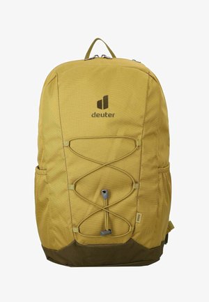 Geel en bruine Deuter rugzak met een elastisch koord aan de voorkant, zijzakken, handvat aan de bovenkant en ritsafsluitingen.