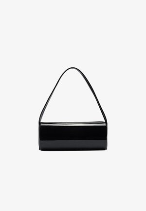 Czarna, lakierowana skórzana torebka o prostokątnym kształcie, z zaokrąglonym uchwytem i gładką fakturą, charakteryzująca się minimalistycznym designem i brakiem widocznych elementów metalowych.