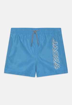 Shorts de bain bleus en tissu léger avec une taille élastique dotée d'un cordon de serrage et un logo latéral en jaune et noir.