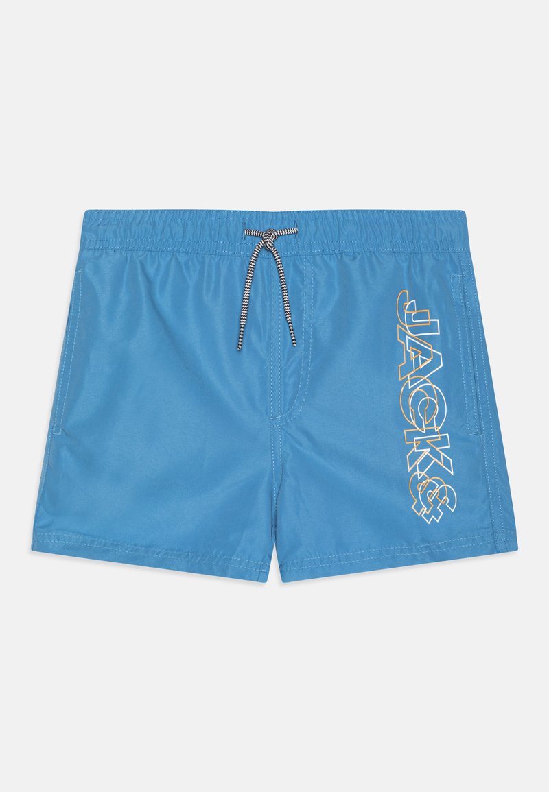 Bañador azul hecho de tela ligera que presenta una cintura elástica con cordón y un logo lateral en amarillo y negro.