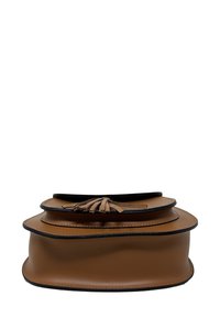 Borsa a tracolla in pelle marrone con rifiniture nere, dotata di chiusura a pattina e frange decorative in pelle sulla parte anteriore.