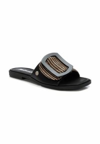 Infradito neri con una grande fibbia lucida e una fascia intrecciata in oro e marrone. Suola piatta con design minimalista.
