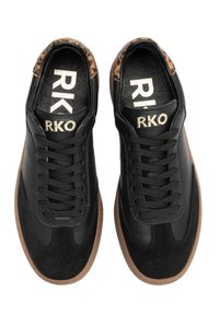 Un paio di sneakers nere stringate con suole marroni e dettaglio in stampa leopardata sul tallone, logo "RKO" in oro sulla linguetta e sulla soletta.