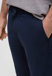 QS MIT WASCHUNG - Trainingsbroek - tiefblau