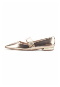 Chaussure plate métallique dorée avec un bout pointu, une bride de cheville et une boucle circulaire décorative. Fini texturé avec un petit talon et un éclat subtil.