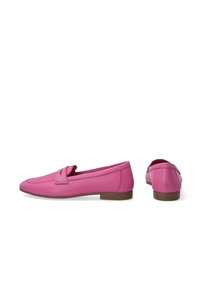 Roze leren loafers met een ronde neus, decoratieve stiksels en een platte bruine zool. Heeft een subtiele accent op de bovenkant.