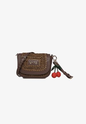 Bruine leren crossbodytas met geweven voorpaneel, 'V°73' logo, verstelbare riem en rode kersen sleutelhangeraccessoire.
