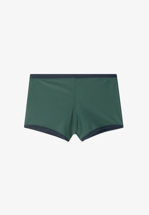 Zelené plavky vyrobené z hladké látky. Mají tmavě námořnický pas a lem. Jednoduchý, strukturovaný design bez vzorů nebo ozdob.