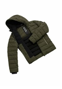 Giubbotto imbottito verde oliva con interno nero e chiusura con zip, dotato di cappuccio e di una toppa logo rettangolare sul petto.