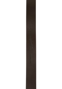 Dunkelbrauner Ledergürtel mit geprägt Wrangler-Logo, Lederqualitätszeichen und Text, der angibt, dass er in Kolumbien hergestellt wurde.