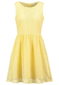 Vestido amarillo sin mangas con un escote redondo, hecho de una tela texturizada que presenta un patrón de encaje y una falda acampanada.