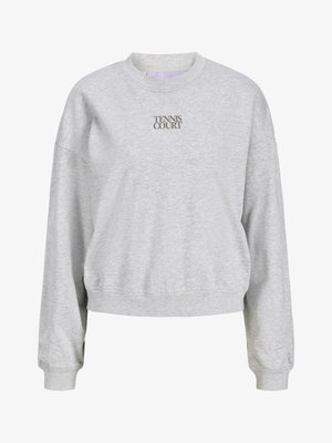 Svijetlosiva majica s okruglim izrezom i dugim rukavima, s tekstom "TENNIS COURT" ispisanim malim, smeđim, velikim slovima u središtu.