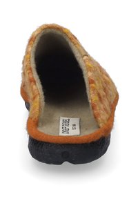 Wollen slippers met een oranje en gele gestructureerde wol bovenkant, een zwarte rubberen zool en een brede opening aan de achterkant voor eenvoudig aantrekken.