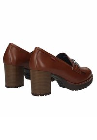 Scarpe con tacco alto in pelle marrone, con punta arrotondata, caratterizzate da una cinghia decorativa e un tacco a blocco spesso e rigato.