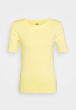 Svetle žluté krátké rukávy přiléhavé tričko s kulatým výstřihem, vyrobené z bavlněné tkaniny, vystavené na prostém světlém pozadí.