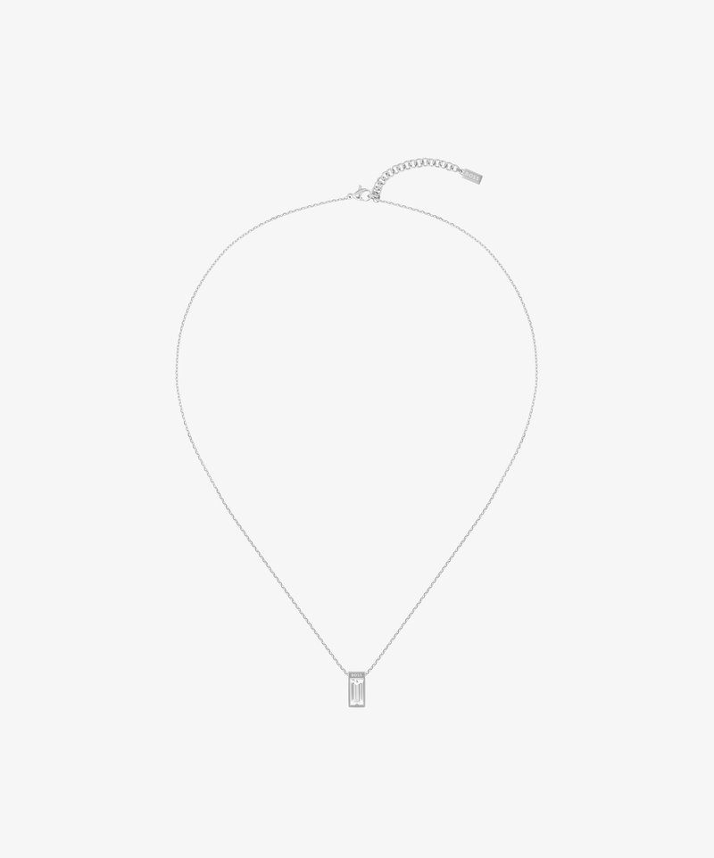 Zilveren ketting met een delicate ketting, voorzien van een rechthoekige hanger met verticale lijnen en een sluiting met extra verstelbare schakels.