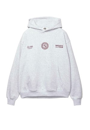 Grauer Baumwoll-Hoodie mit einer Fronttasche, featuring roten Text: "Mickeys Reiseclub" und einem Emblem. Lockerer Schnitt mit einer Kapuze mit Zugband.
