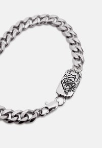 Ασημένιο βραχιόλι αλυσίδα με παχιά σύνδεσμο και ορθογώνιο κούμπωμα που διαθέτει χαραγμένο σχέδιο κεφαλής τίγρη που βρυχάται.