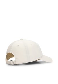 Cappello in cotone bianco con visiera curva, cinturino regolabile sul retro e sei fori per la ventilazione. Texture liscia e design semplice.