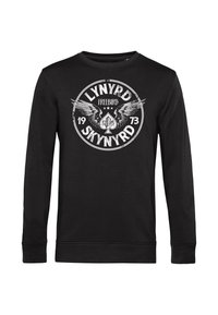 Sudadera negra de manga larga con un diseño gráfico que incluye el texto "Lynyrd Skynyrd" y "Freebird", alas y un as de espadas.