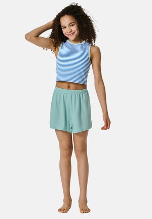 Top sans manches rayé bleu et blanc découpé, associé à un short vert menthe à taille élastique. Tissu lisse, coupe décontractée, design léger.