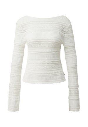 Valge pika varrukaga liibuv pluus, millel on tekstuuriga horisontaalsed volangid ja pitsilaadsed mustrid, laia ümar kaelusega ja soonelise kangaga.