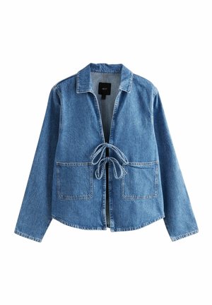 Sininen farkkutakki, jossa on pitkät hihat, kaksi etutaskua, avoin edusta, joka sidotaan kahdella rusetilla, ja pieni kaulus.