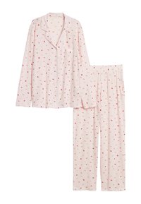 Lyserød langærmet pyjamastop med knapper og små mønstre af røde hjerter og blomster, kombineret med matchende bukser med elastisk talje.