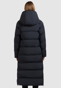Langer schwarzer Puffermantel mit Kapuze, mit gesteppetem Design und geradem Schnitt, der bis zur Mitte der Wade reicht, aus glattem, wasserabweisendem Material.