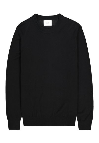 Schwarzer Strickpullover mit rundem Halsausschnitt, langen Ärmeln, gerippten Bündchen und Saum. Etikett mit "NN. 07" am Hals.