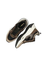 Sportovní boty s kombinací hnědé a černé síťoviny a syntetických materiálů, texturovanými akcenty, silnou bílou mezipodešví a černou gumovou podrážkou.