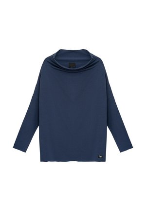 Granatowy sweter z dzianiny z długim rękawem, luźnym golfem oraz małą czarną metką przy dolnym brzegu.