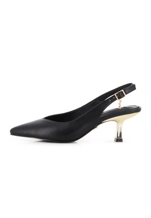 Zapato slingback negro con punta puntiaguda, tacón bajo dorado y correa en el tobillo con una pequeña hebilla dorada.