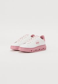 Witte sneakers met roze accenten, waaronder veters en zool. Heeft een ontwerp logo aan de zijkant en een gestructureerde zool met uitsparingen.
