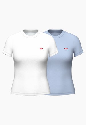 Två kortärmade T-shirts i vitt och ljusblått, tillverkade av texturerad bomull, med en liten röd logotyp på bröstet.