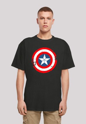 Svart bomull T-skjorte med et slitt Captain America skjoldgrafikk i rødt, hvitt og blått i midten. Korte ermer, standard passform.