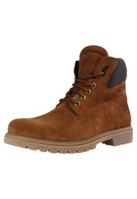 Botas de tornozelo em camurça castanha com bico redondo, ilhóses de metal e atacadores castanhos. Apresenta um colar em pele preta e uma sola de borracha texturizada.