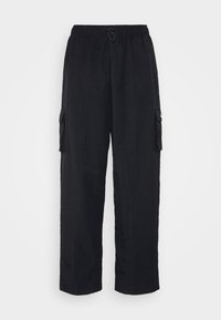 Pantalones cargo negros, holgados, con cintura ajustable mediante cordón, fabricados con un tejido texturizado y con dos bolsillos laterales; diseño simple y utilitario.