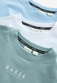 Trys apvalios iškirptės marškiniai šviesiai mėlynos, baltos ir žalios spalvų. Pagaminti iš minkštos medvilnės, su ženklais "BAKER by TED BAKER" ant kaklo.
