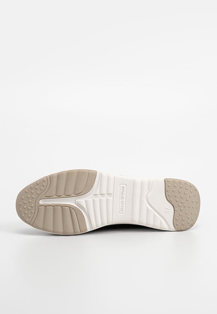 Podeszwa buta z teksturowanym gumowym wzorem, w przeważającej części biała z jasnobeżowymi akcentami, z wzorzystym bieżnikiem dla lepszej przyczepności i subtelnym logo.