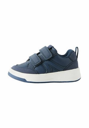 Granatowe sneakersy z dwoma rzepami, gładka syntetyczna cholewka, biała gumowa podeszwa oraz teksturowane akcenty po bokach.