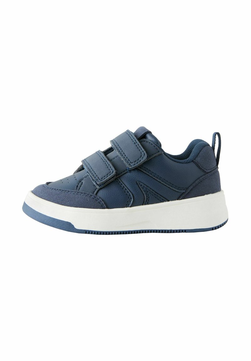 Granatowe sneakersy z dwoma rzepami, gładka syntetyczna cholewka, biała gumowa podeszwa oraz teksturowane akcenty po bokach.