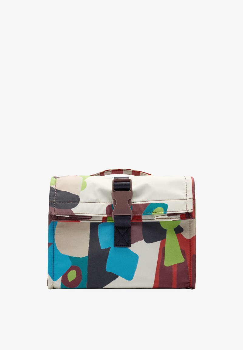 Kolorowa torba z materiału z abstrakcyjnymi kształtami w odcieniach niebieskiego, zielonego, czerwonego i czarnego, wyposażona w górny uchwyt oraz brązowe zapięcie na klamrę.