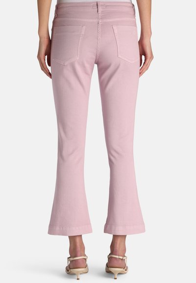 Jean en denim rose évasé avec une taille mi-haute, deux poches arrière, une texture lisse, et un ourlet légèrement évasé aux chevilles.