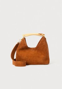 Hnědá semišová kabelka s zakřiveným designem, vybavená zlatým držadlem a odnímatelným ramenním popruhem. Hladká textura s minimálním zdobením.