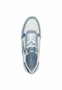 Sneaker blu e bianco con materiale forato, chiusura a zip, lacci bianchi e design con punta rotonda. L'interno ha una finitura morbida.