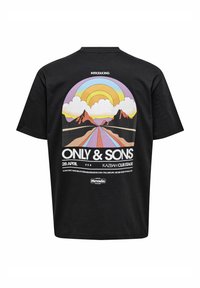 T-shirt in cotone nero con una grafica colorata raffigurante un arcobaleno, nuvole e montagne. Il testo include "ONLY & SONS," dettagli dell'evento e logo.