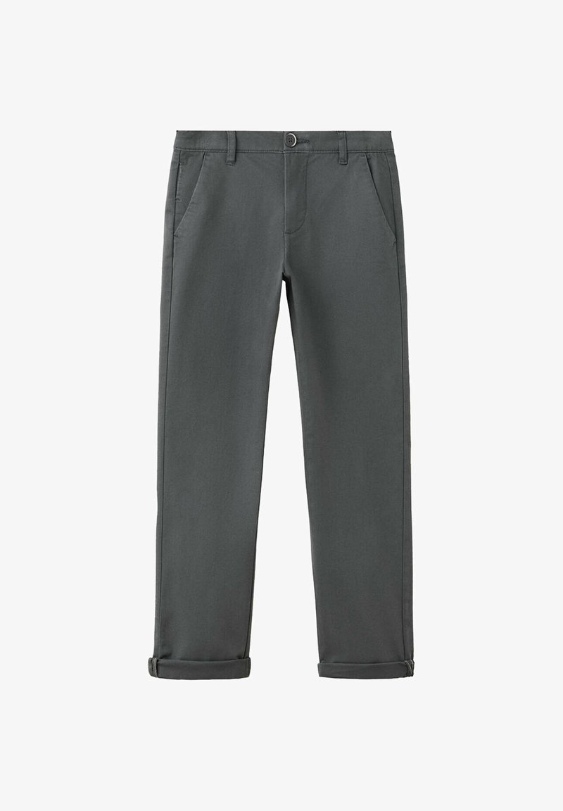 Pantalon gris foncé à jambes droites avec revers roulés, poches latérales, passants de ceinture et fermeture à boutons sur le devant.