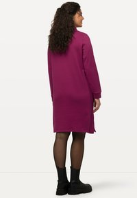 Ulla Popken TROYERKRAGEN REISSVERSCHLUSS LANGARM - Vestido de punto - berry